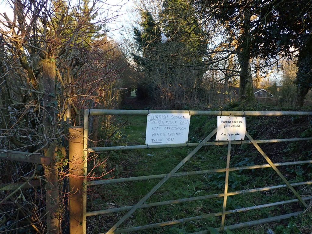 offputting notices on the gate and path to Mill Common